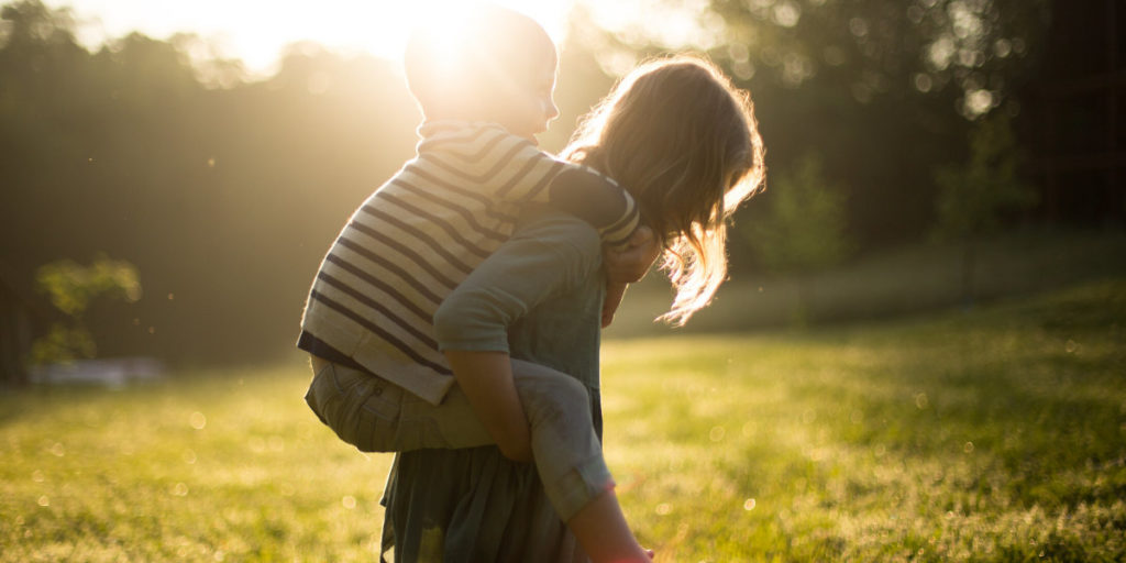 Mutter und Sohn verbringen Zeit im Freien dies ist eine gesunde Art, das Immunsystem des Kindes aufzubauen